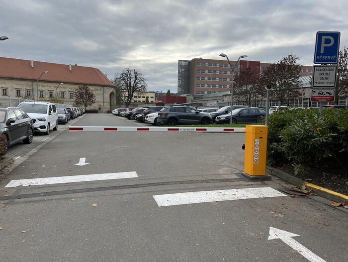 Automatická parkovací závora na parkovišti olomoucké pobočky Krajského soudu Ostrava