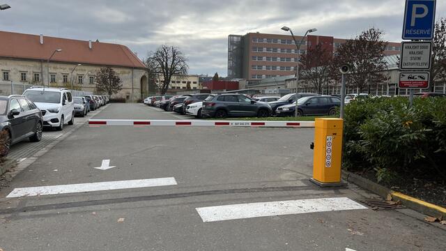 Automatická parkovací závora na parkovišti olomoucké pobočky Krajského soudu Ostrava