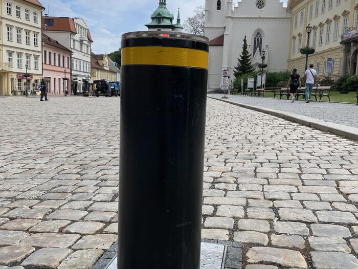 Výsuvný sloupek k zábraně vjezdu na náměstí před zámkem v Teplicích